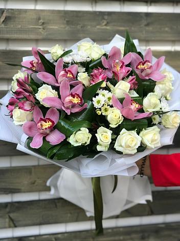 Букет цветов из: Розы и Хризантемы в Семибратово