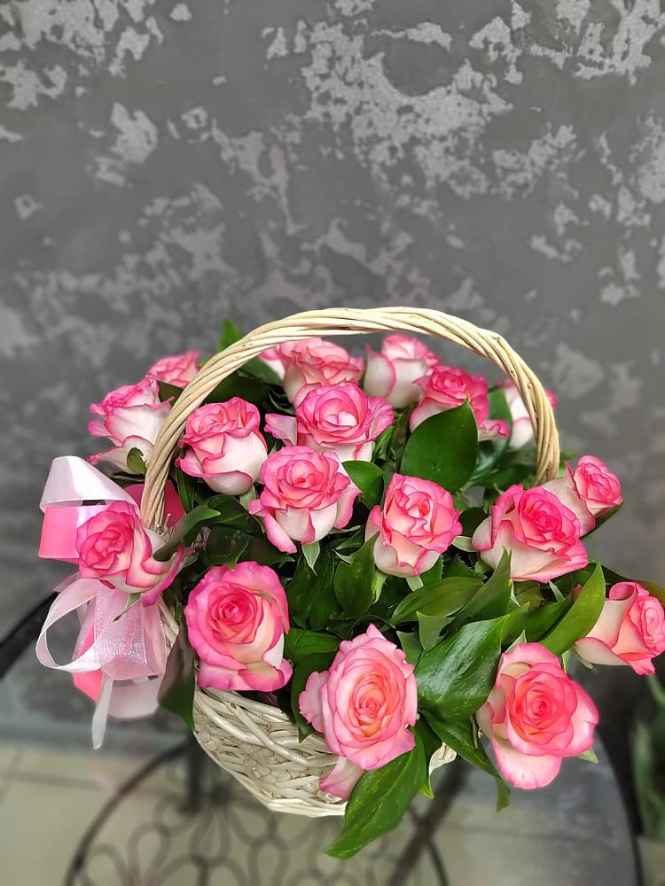 Цветочная композиция из Розы в корзине в Семибратово