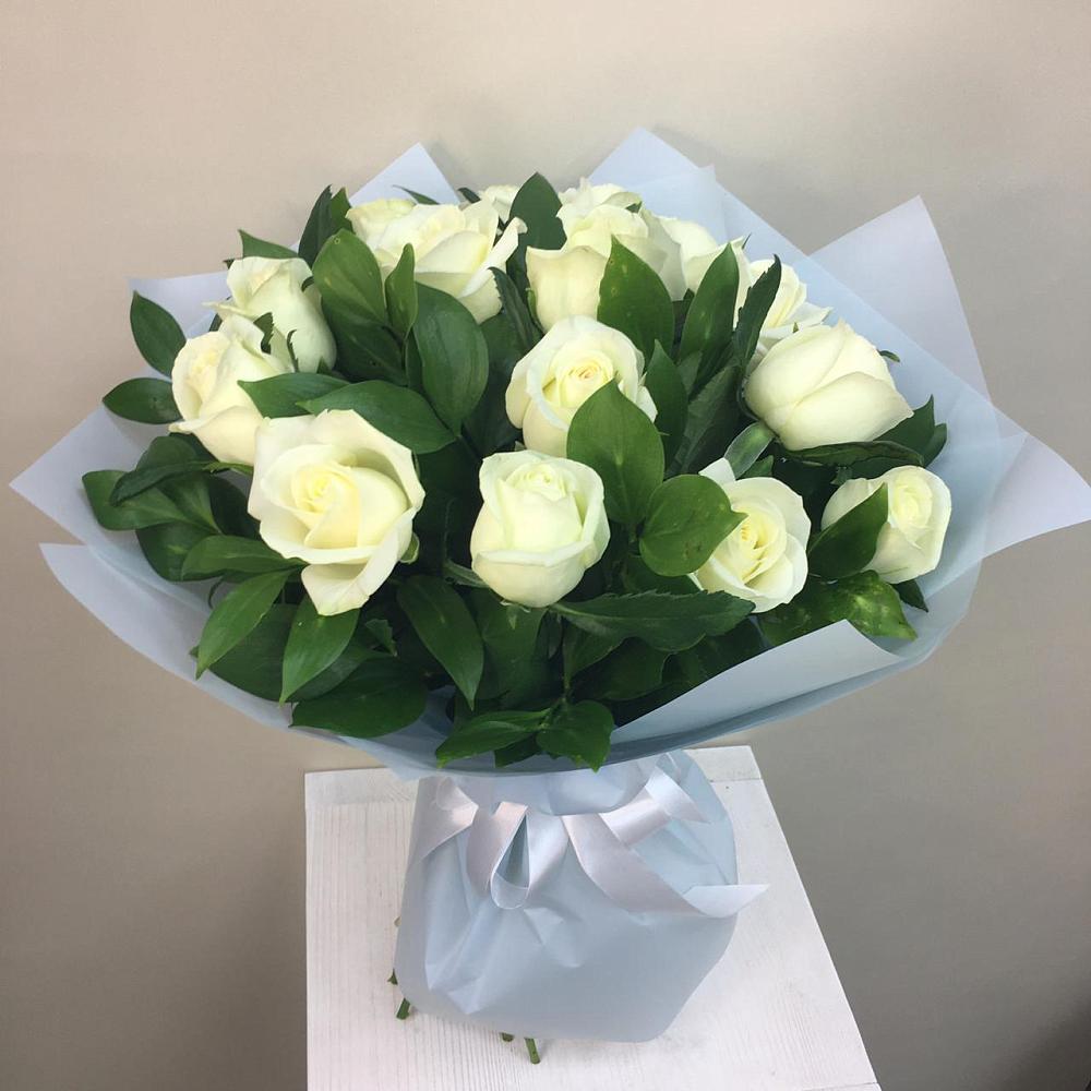 Букет 15 Белых роз Проуд в Семибратово
