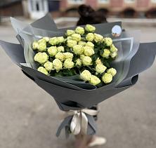 Букет Белые кустовые розы Солинеро в Семибратово