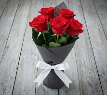 Букет 5 Красных роз Эдлесс Лав в Семибратово