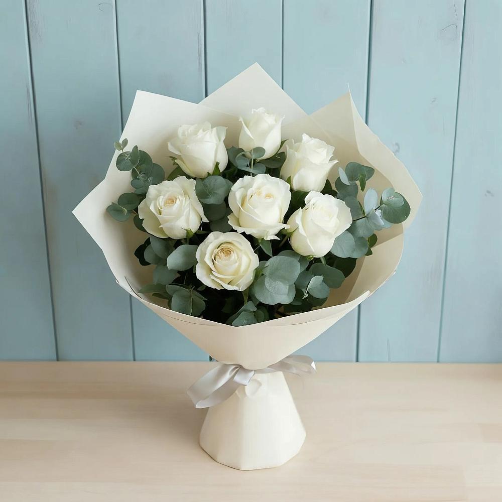 Букет Белые розы в Эвкалипте в Семибратово