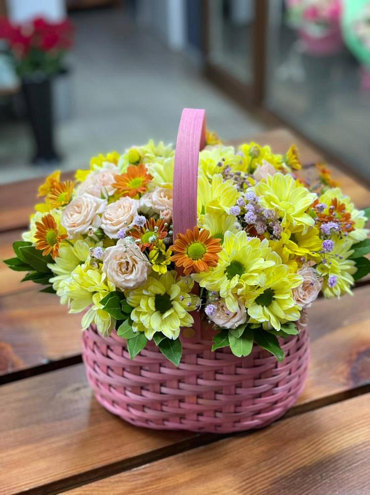 Цветочная композиция из Хризантемы и Розы в корзине в Семибратово