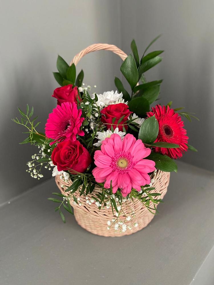 Цветочная композиция из Розы, Хризантемы и Герберы в корзине в Семибратово