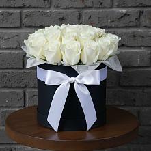 Цветочная композиция из Розы в шляпной коробке в Семибратово